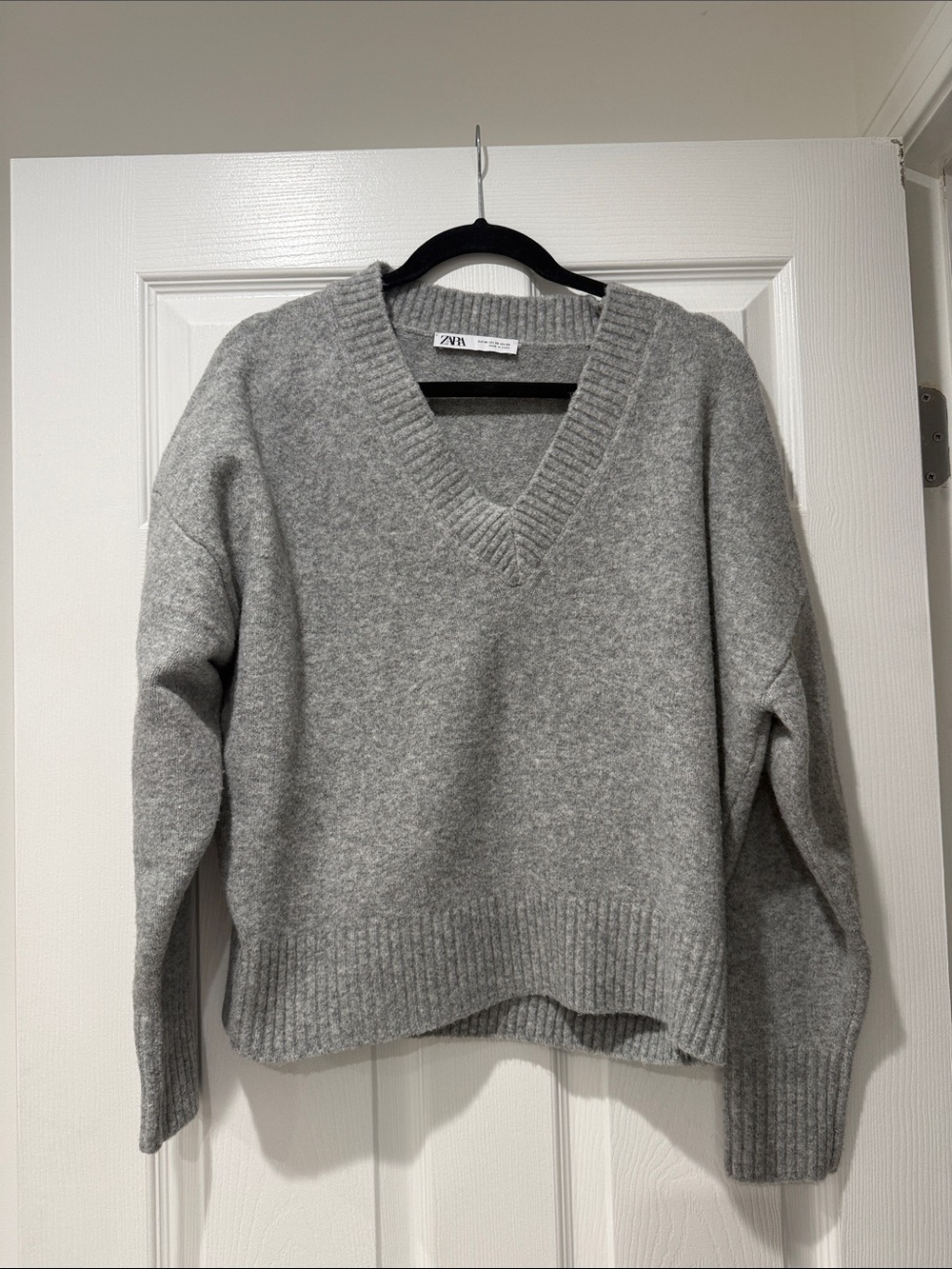 ZARA Light Gray V-Neck Ribbed Hem Sweater size XS